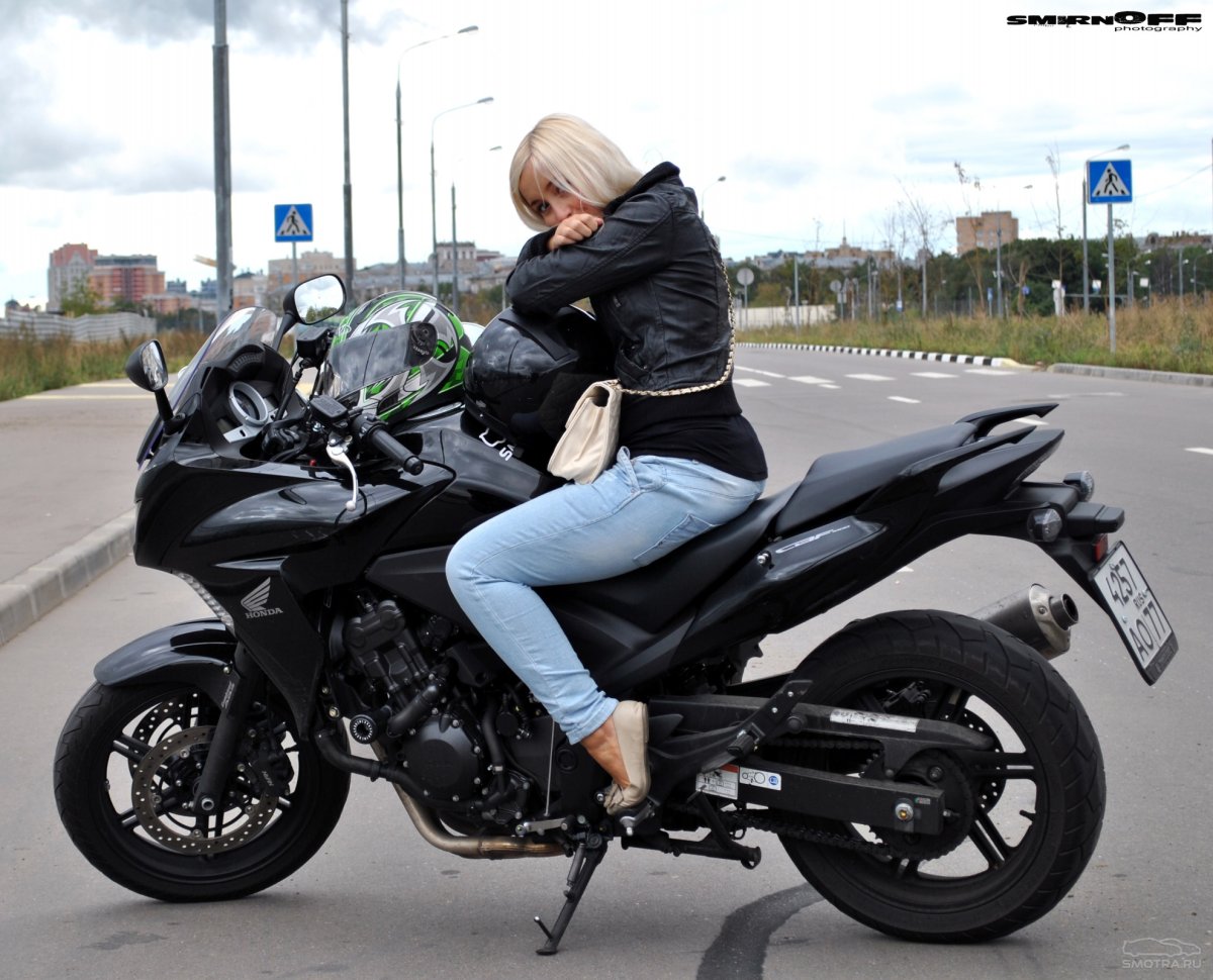 Блондинка на мотоцикле со спины
