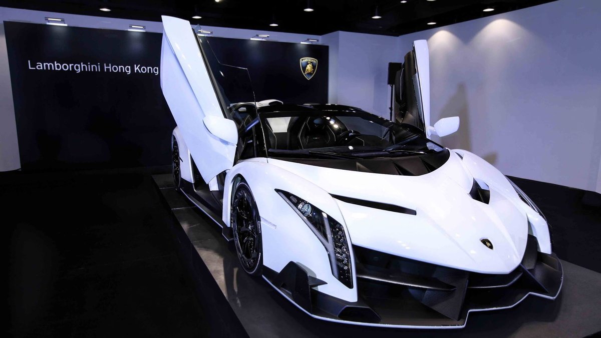 Lamborghini Veneno Roadster белая