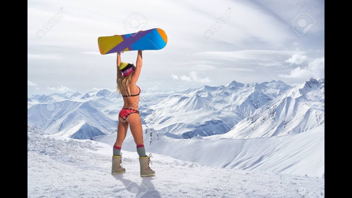 Сноубордистки в бикини на горах