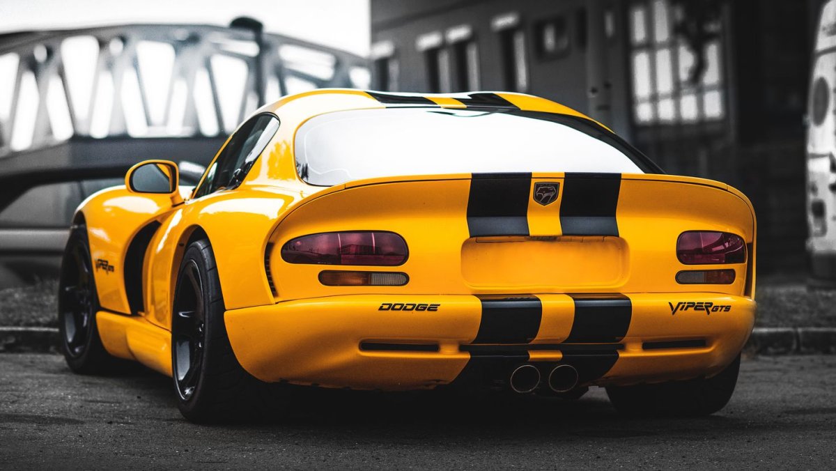 Dodge Viper желтый