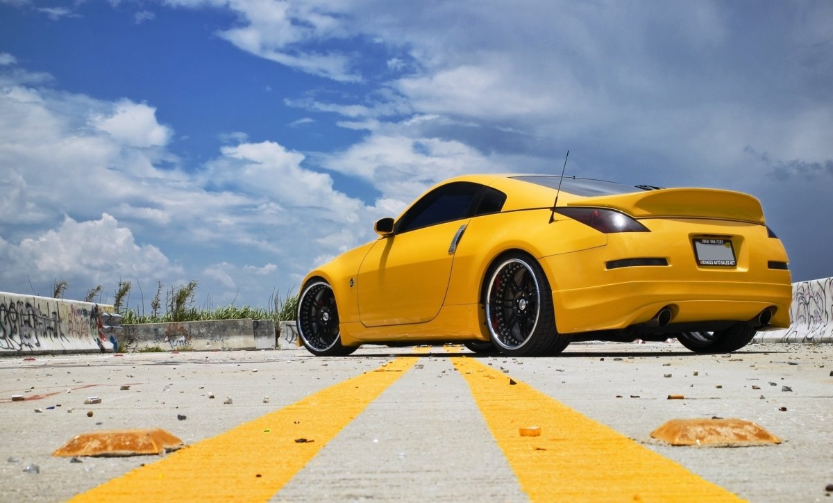 Спорткар Ниссан 350z