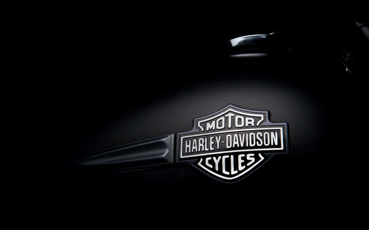 Harley Davidson на черном фоне