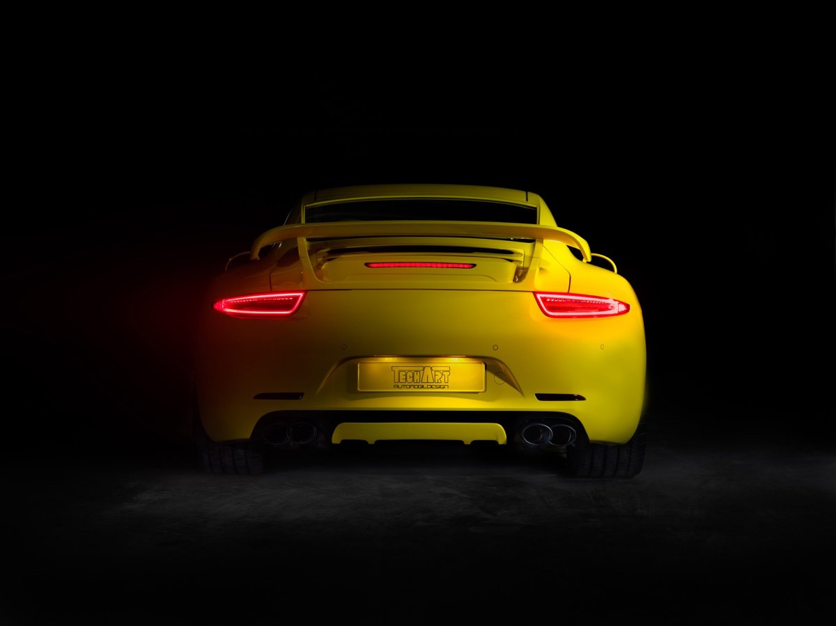 Porsche 911 желтый зад