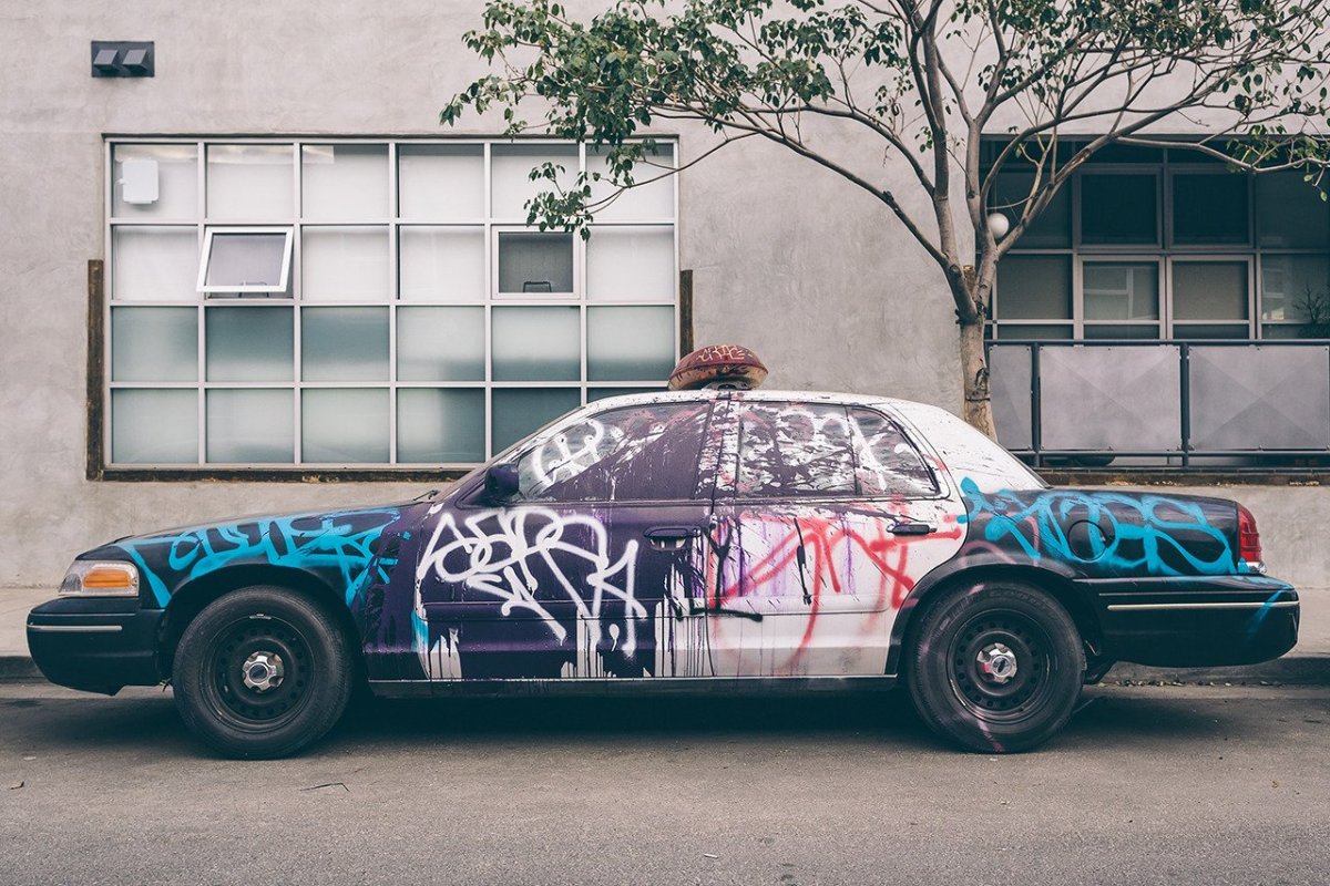 Граффити на полицейской машине