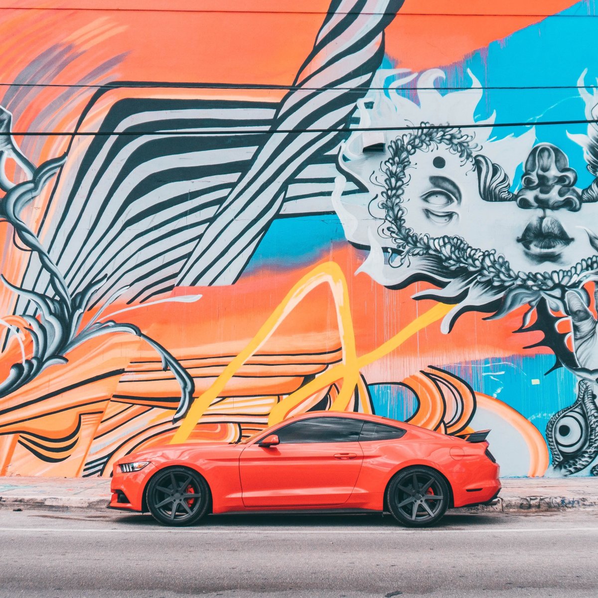 Граффити на красной машине
