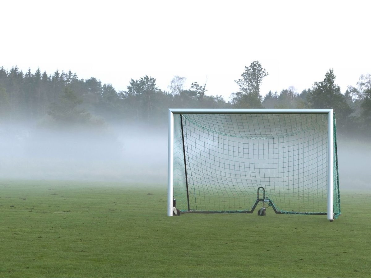 Футбольное поле в тумане