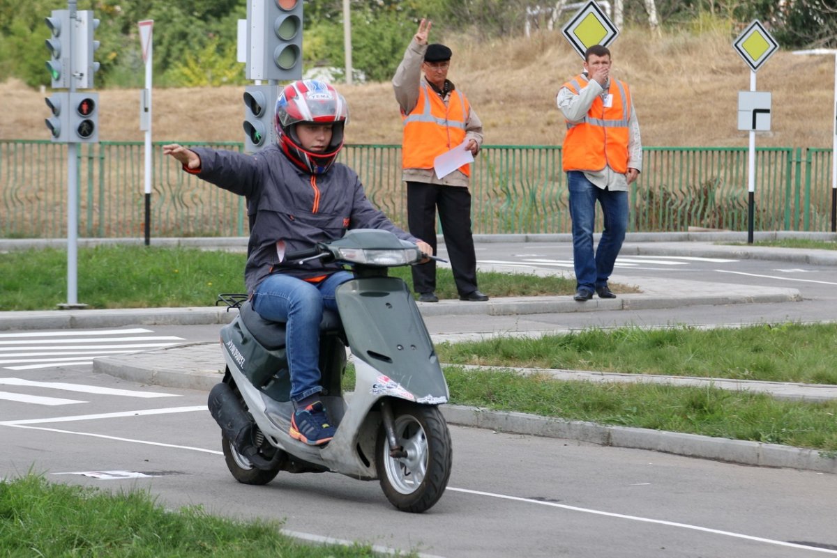 Подросток на скутере