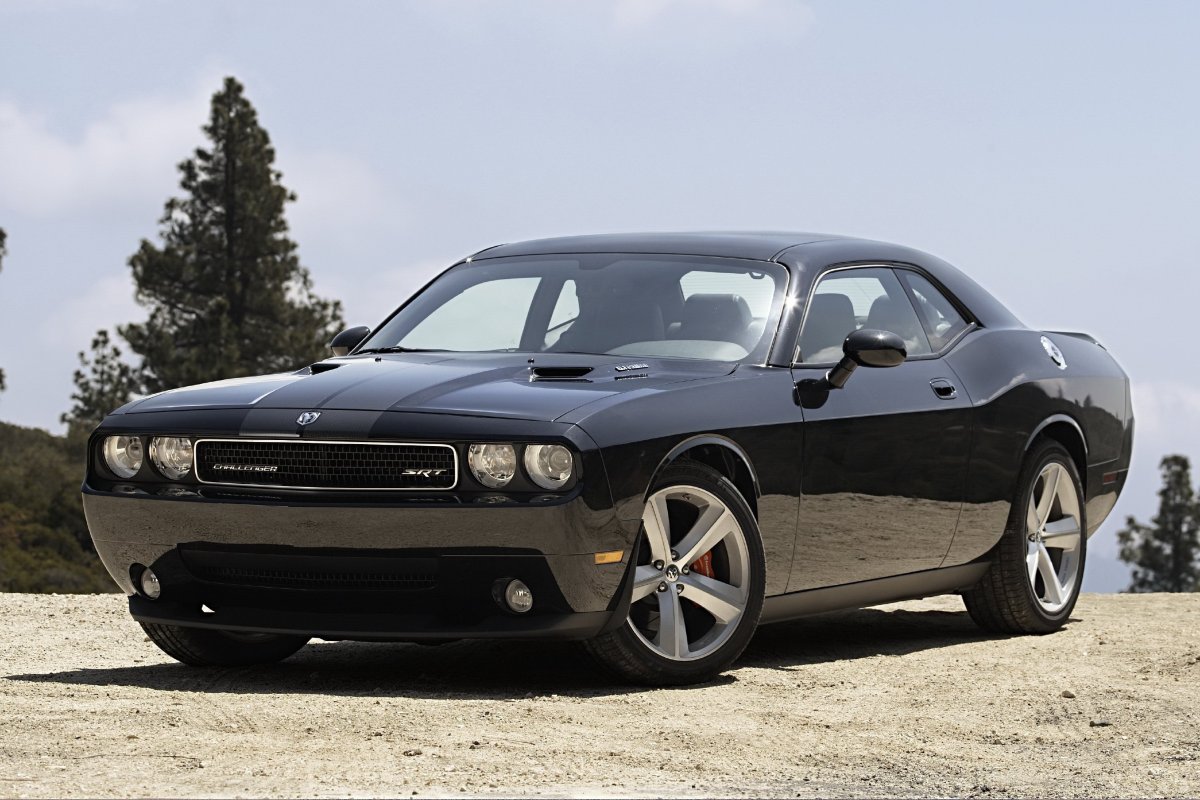 Машина dodge Challenger