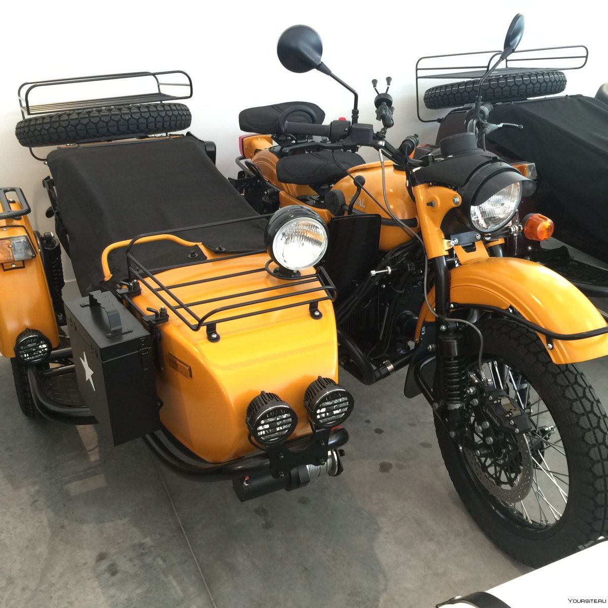 Мотоцикл Урал желтый