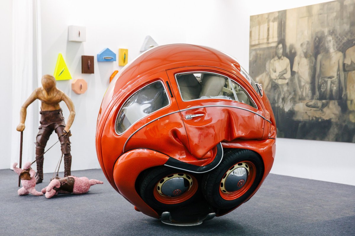 Скульптура из автомобилей