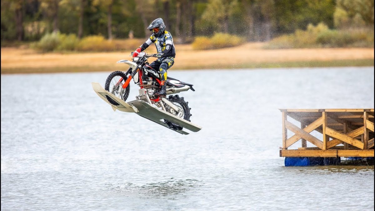 Мотоцикл на водных лыжах