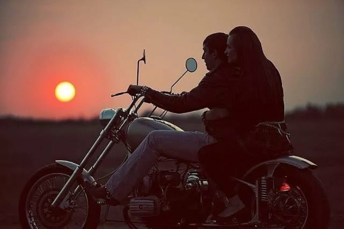 Пара на мотоцикле на закате