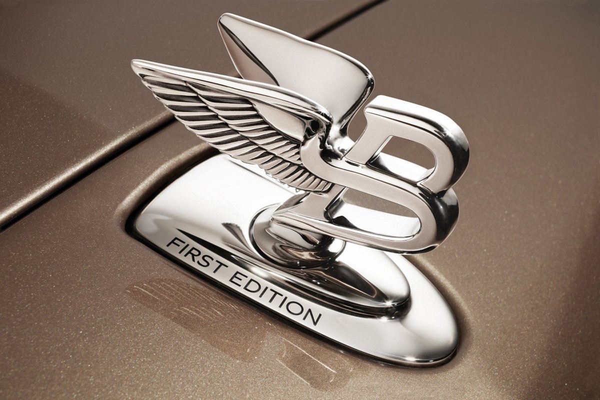Значок Bentley Bentayga на капоте