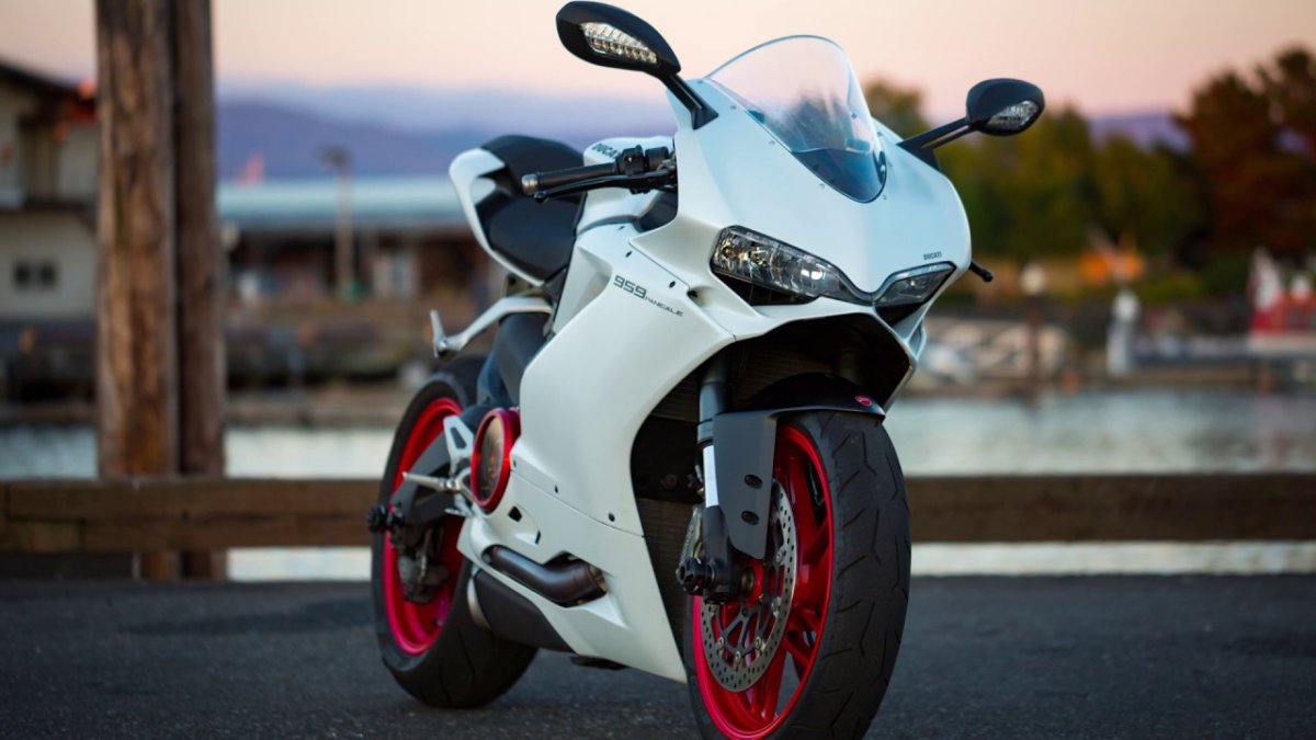 Ducati Panigale v4 белый