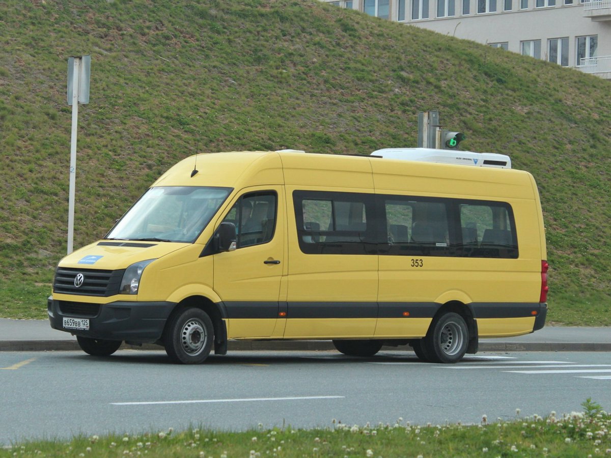 Volkswagen Crafter жёлтый пассажирский