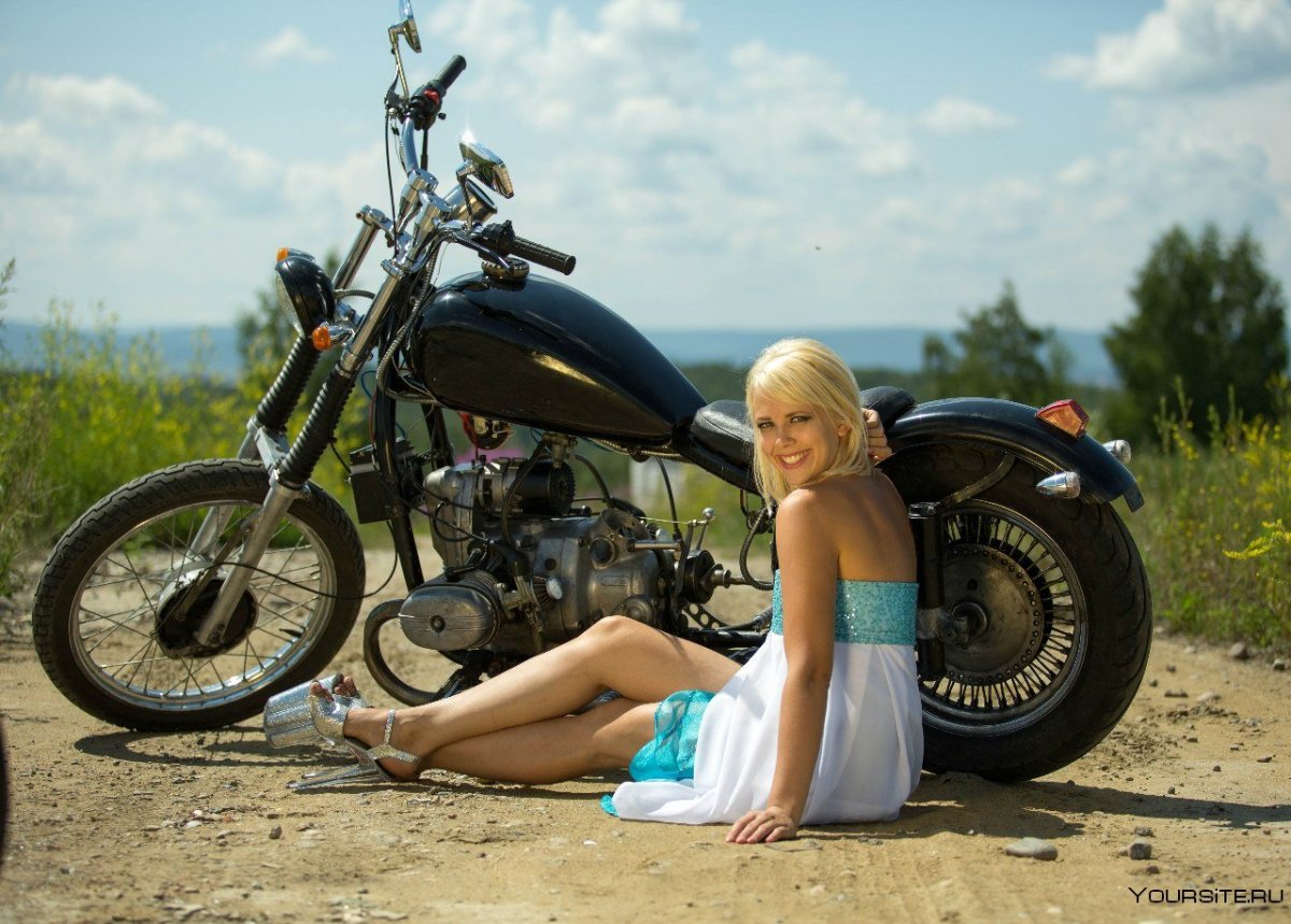 Девушка на мотоцикле Урал