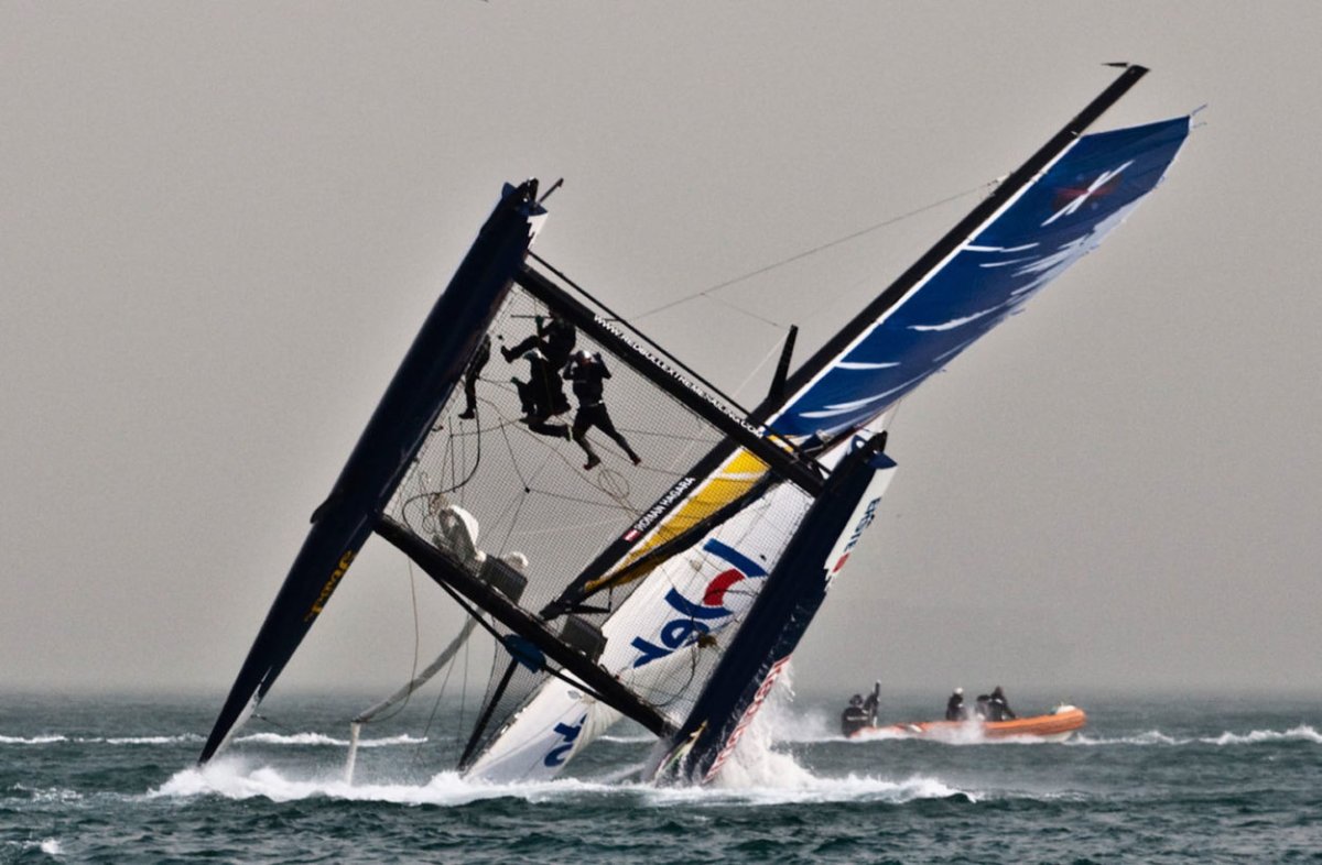 Парусный катамаран Red bull