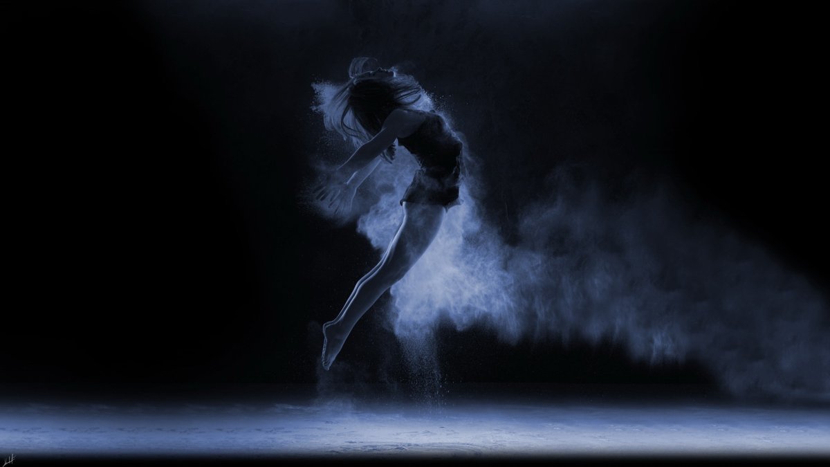 Девушка танцует в темноте