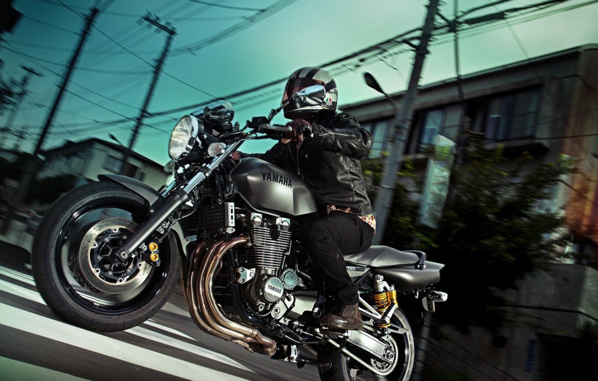 Yamaha XJR 1300 С пилотом