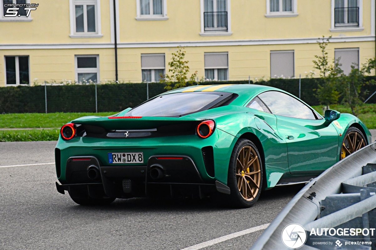 Зеленый Ferrari 488 pista