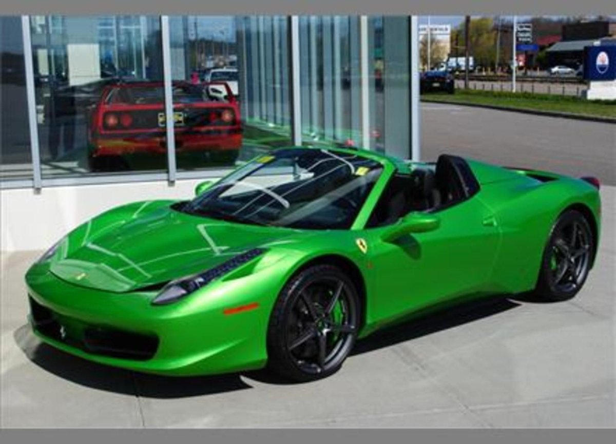 Ferrari 812 зелёная