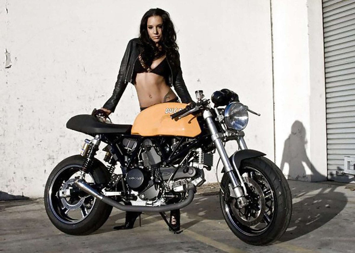 Ducati Cafe Racer девушки