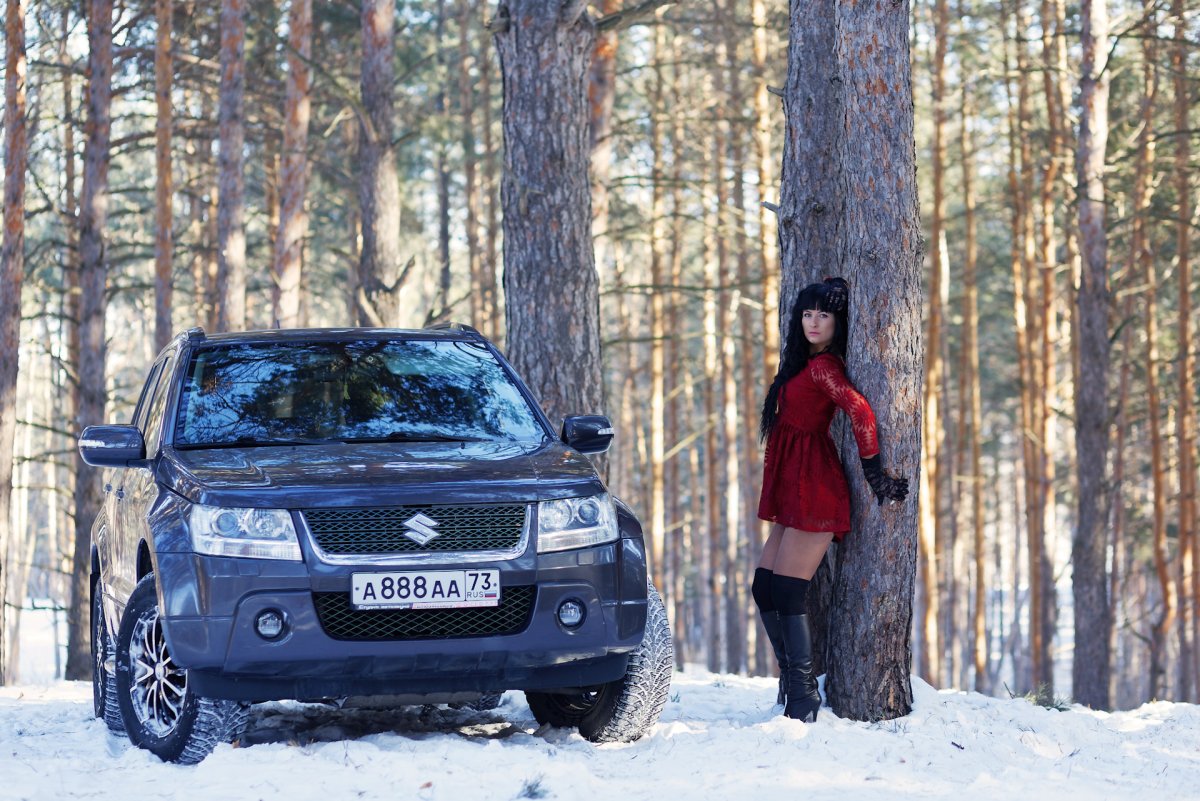 Зимняя фотосессия в лесу с машиной