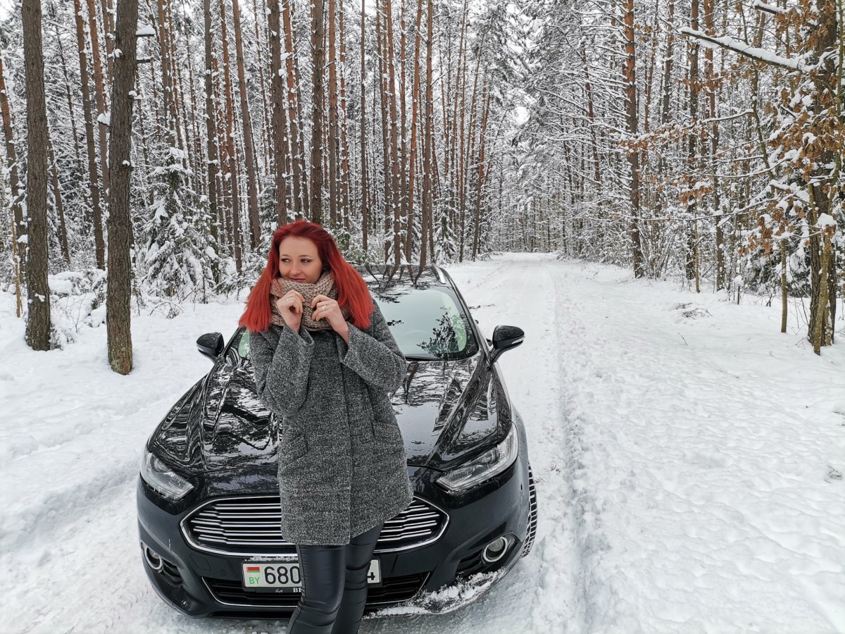 Фотосессия зимняя с машиной седан