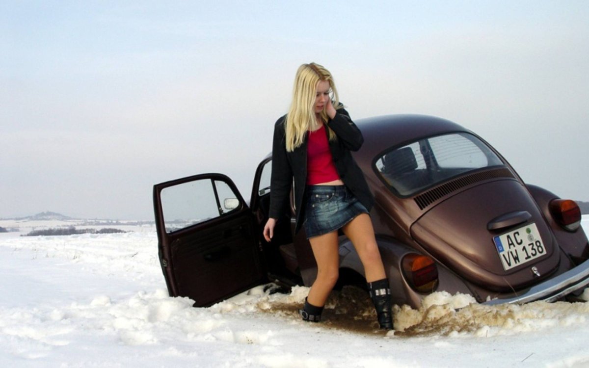 Девушка в машине зимой