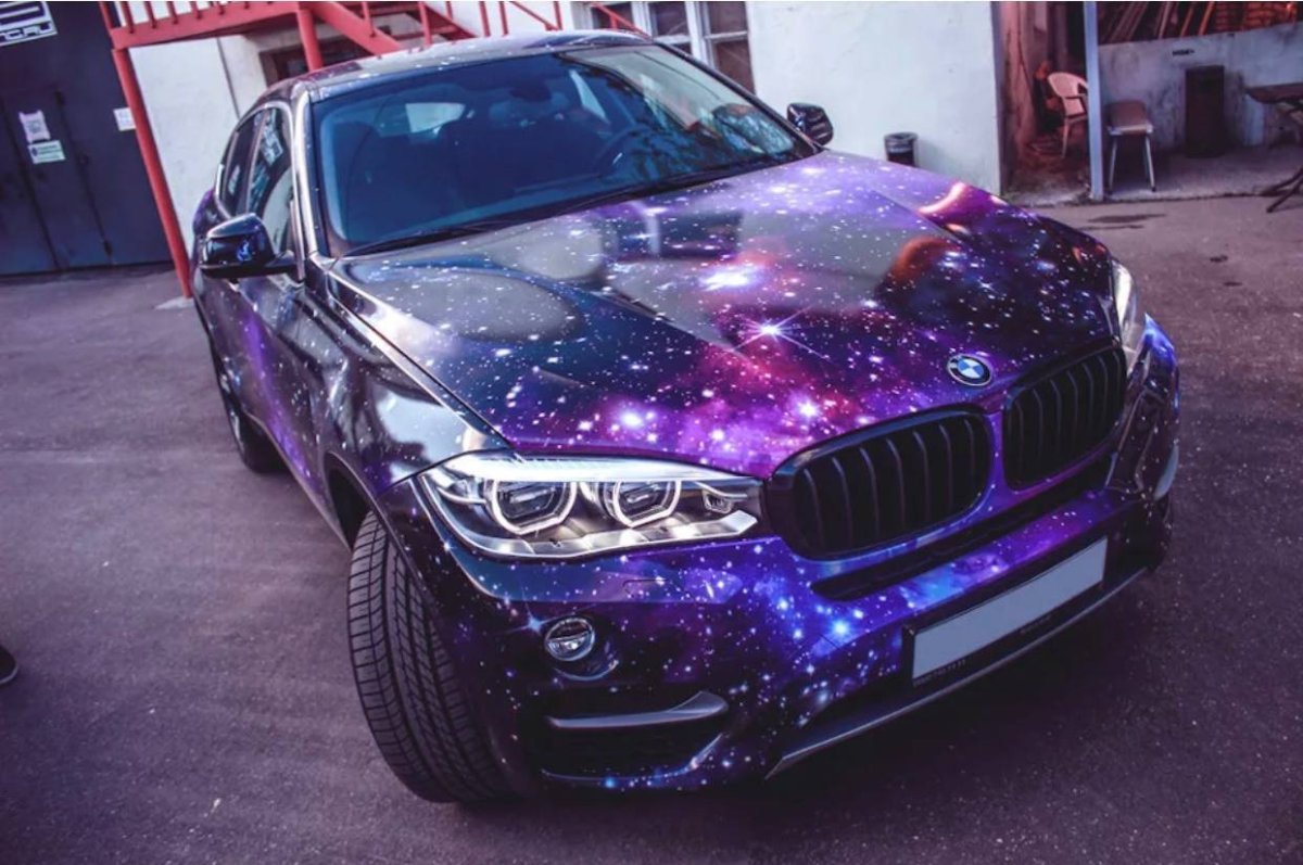 БМВ м5 неоновая