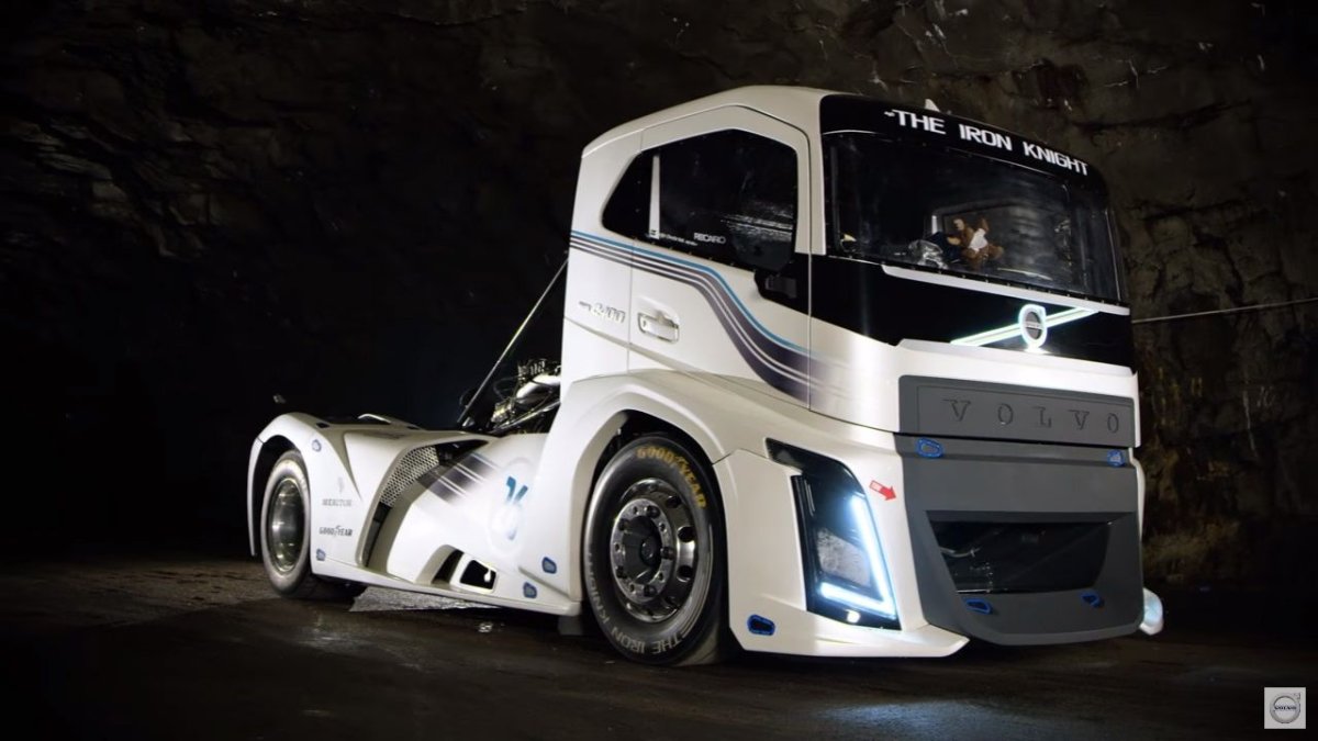 Volvo Iron Knight тягач