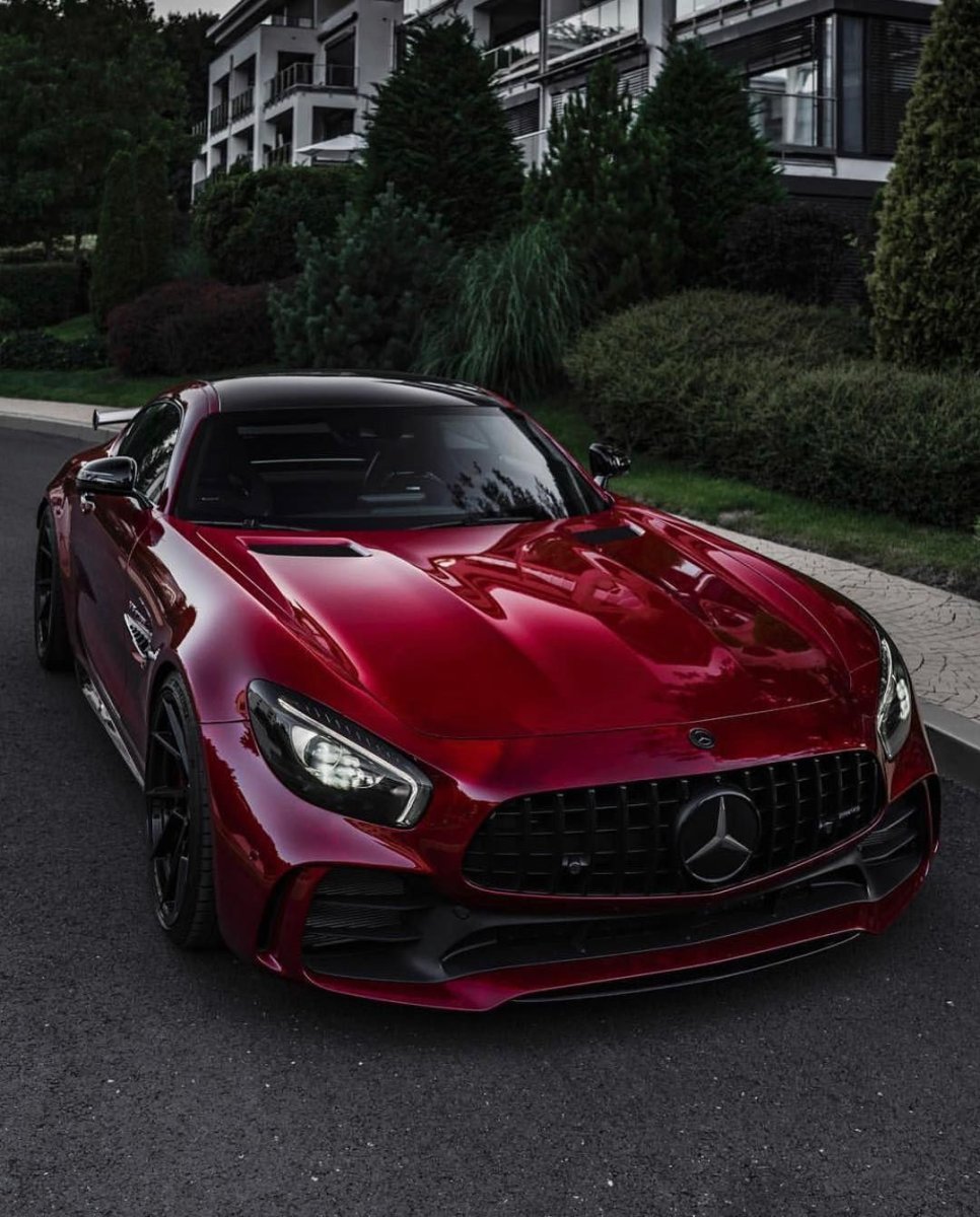 Красный Мерседес Бенц АМГ ГТ 2020