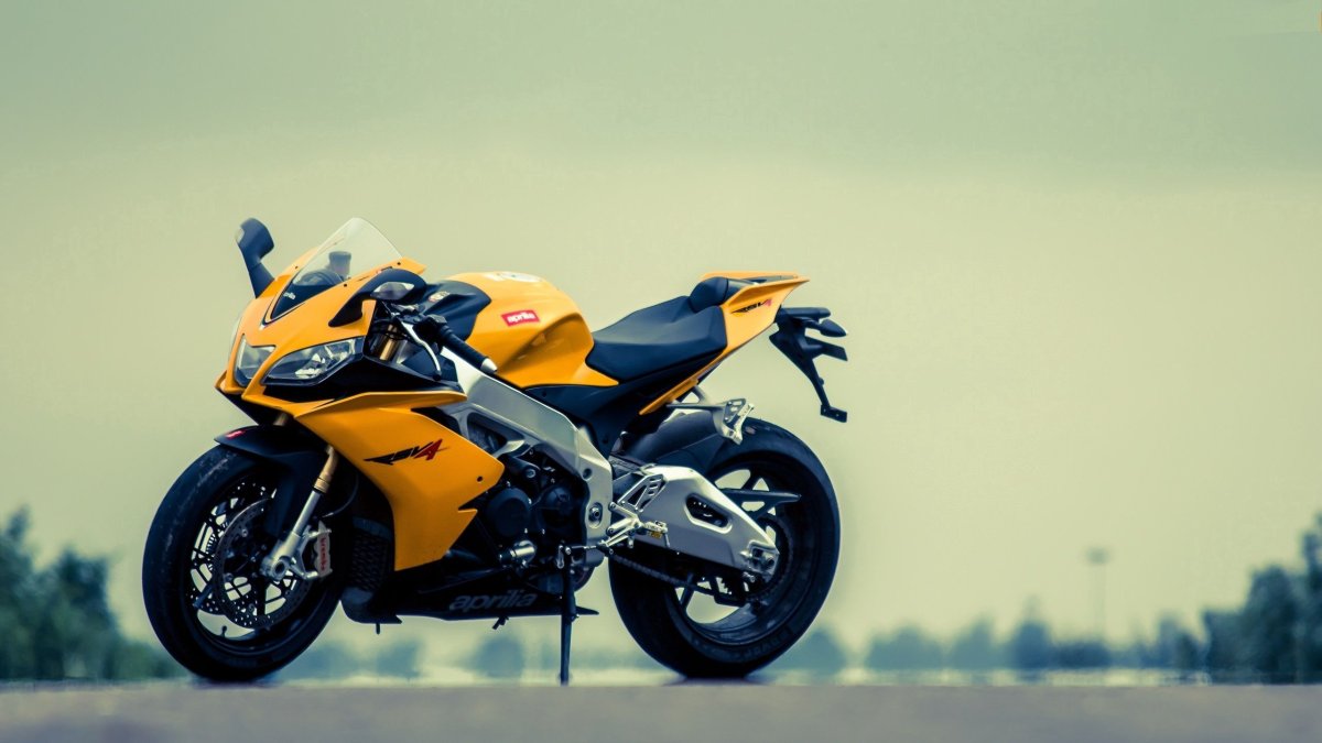 Мотоцикл на желтом фоне