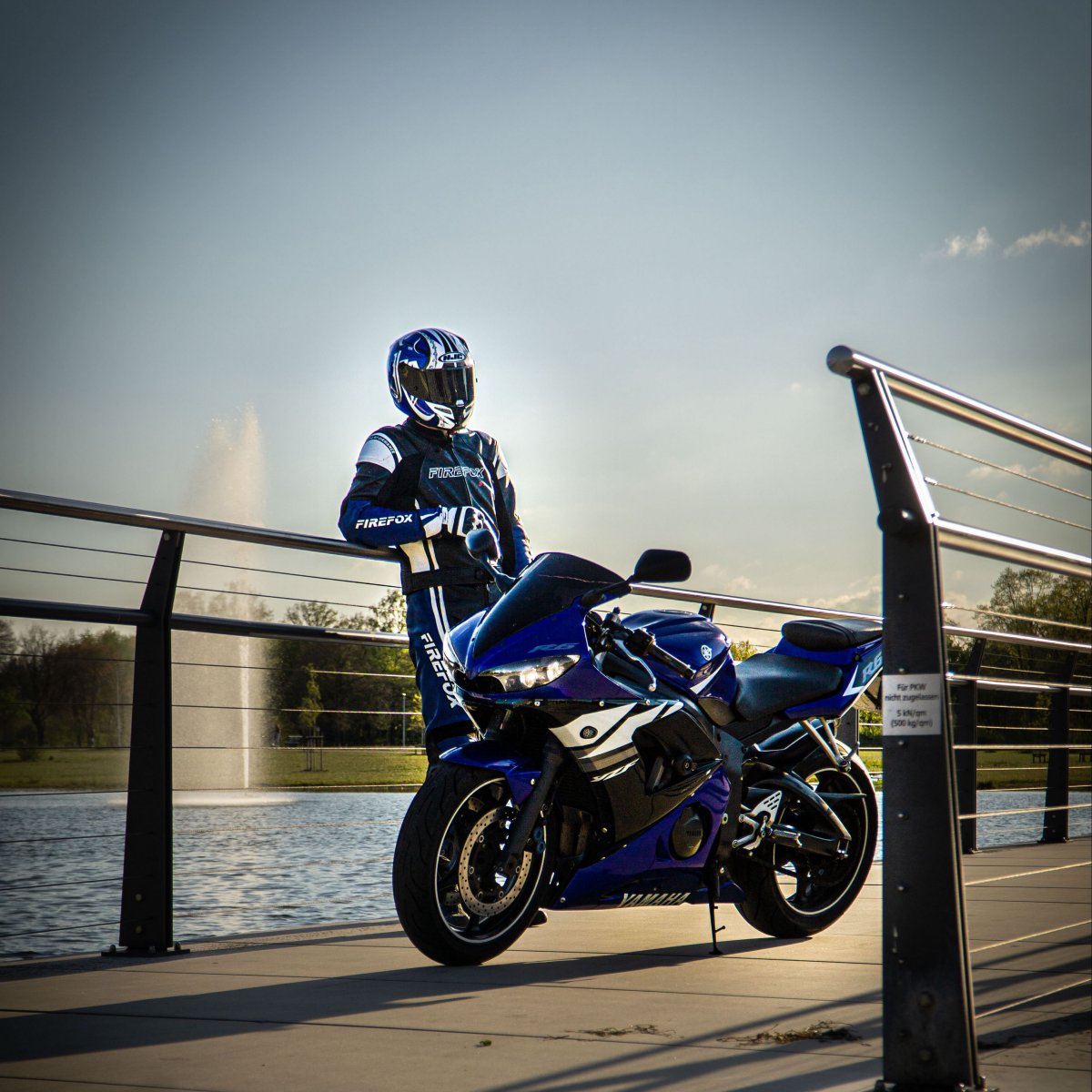 Мотоциклист в синем