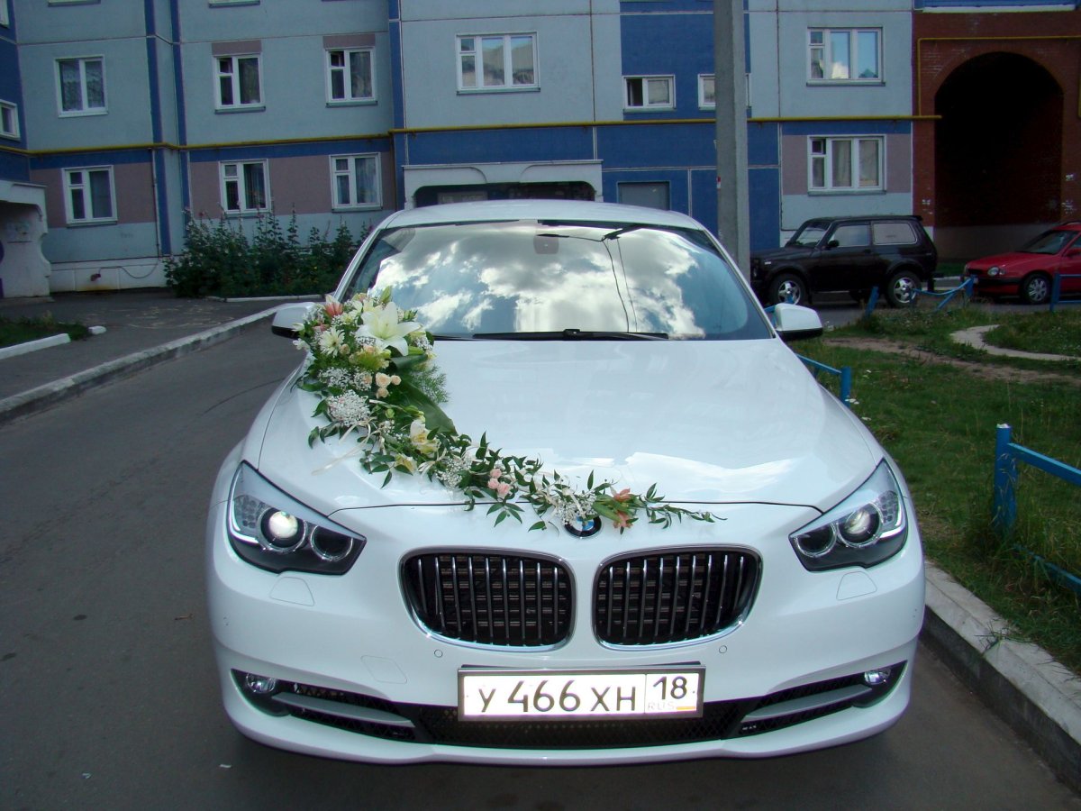 Украшение машины на свадьбу цветами