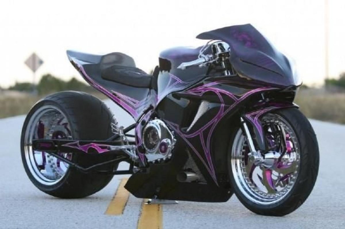 Спортивный мотоцикл с задним широким колесом
