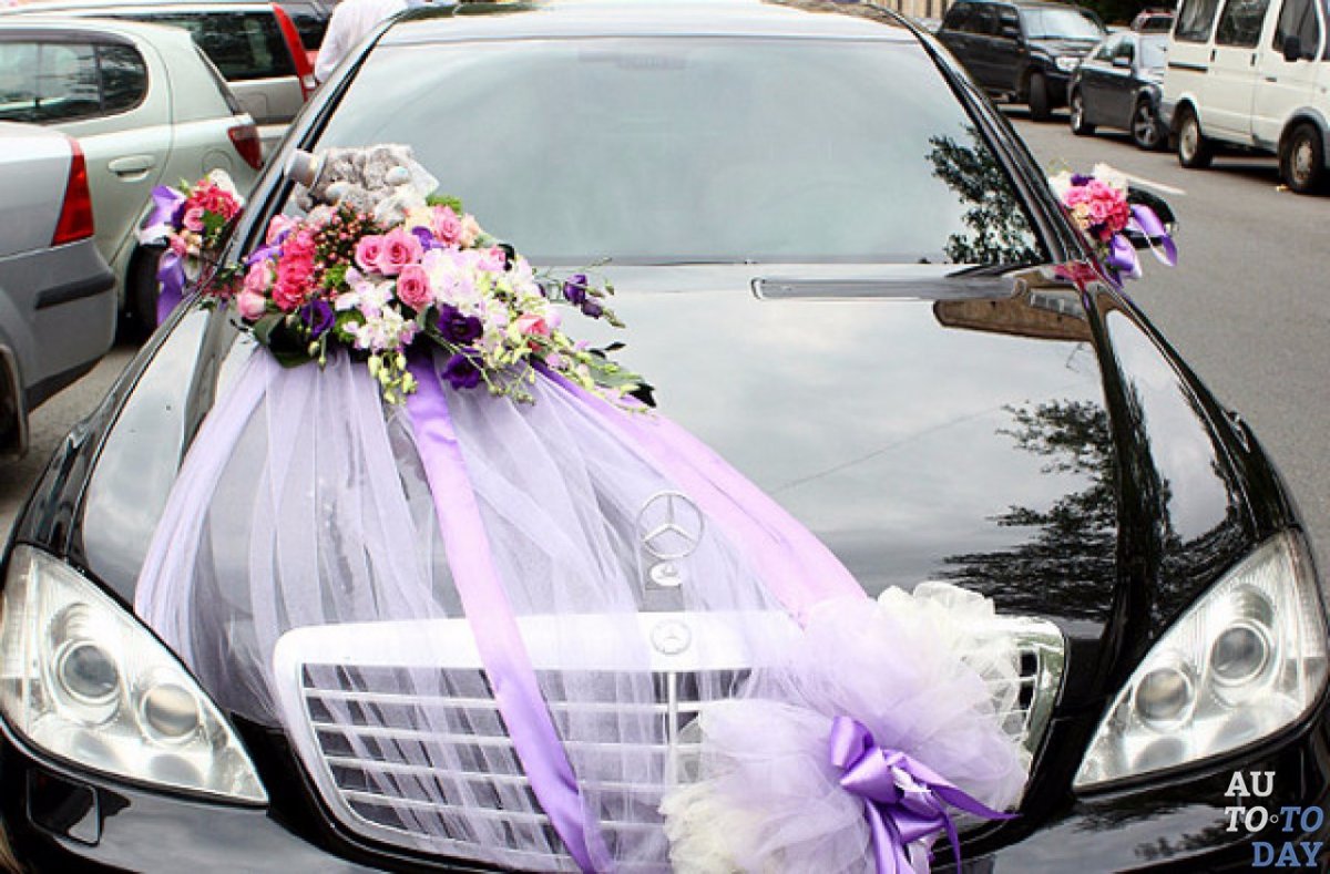 Украшение свадебного автомобиля живыми цветами