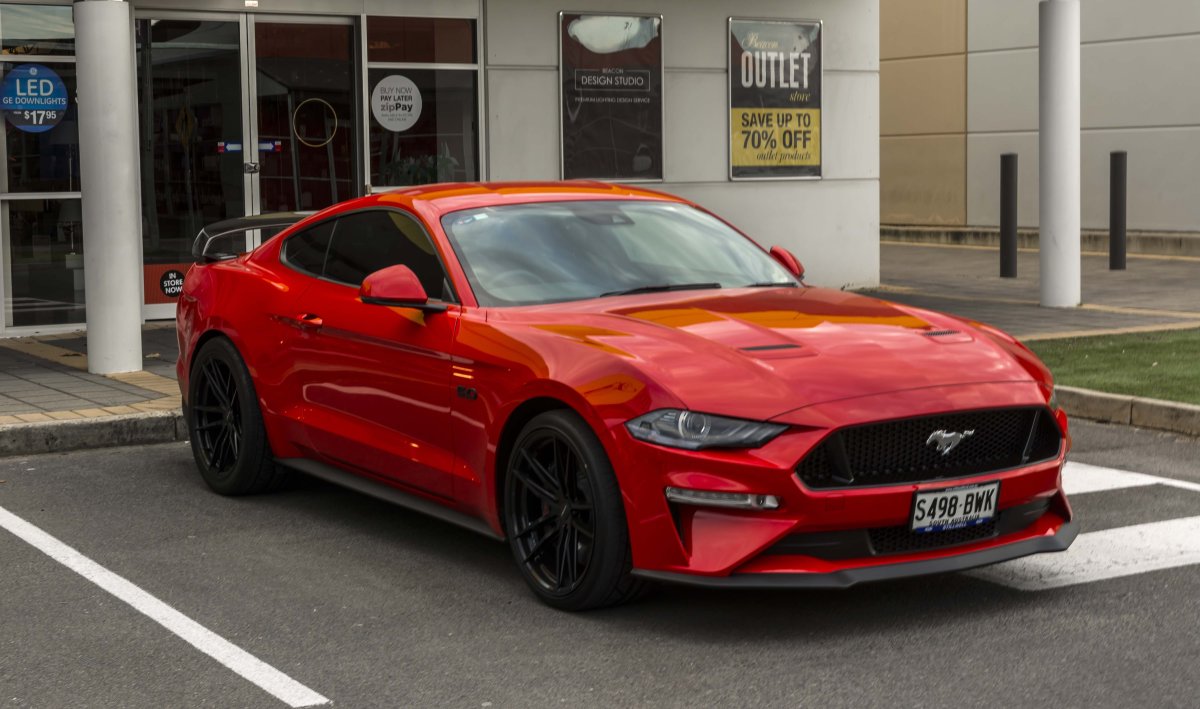 Ford Mustang красный
