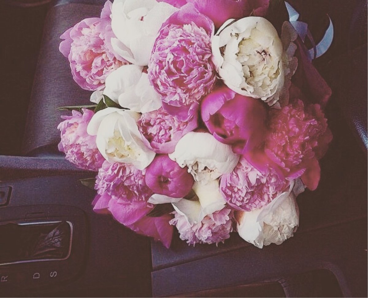 Букет пионов в машине