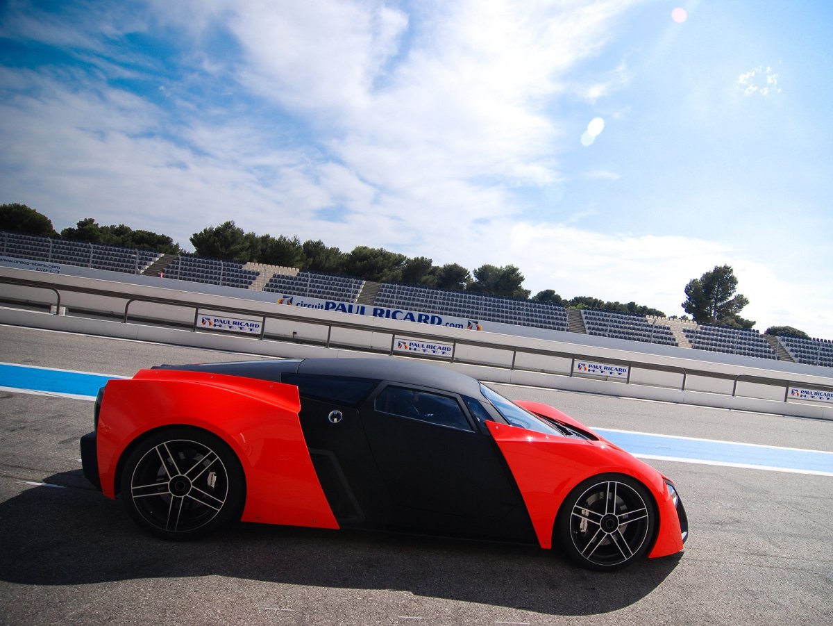 Спорткар Marussia b2