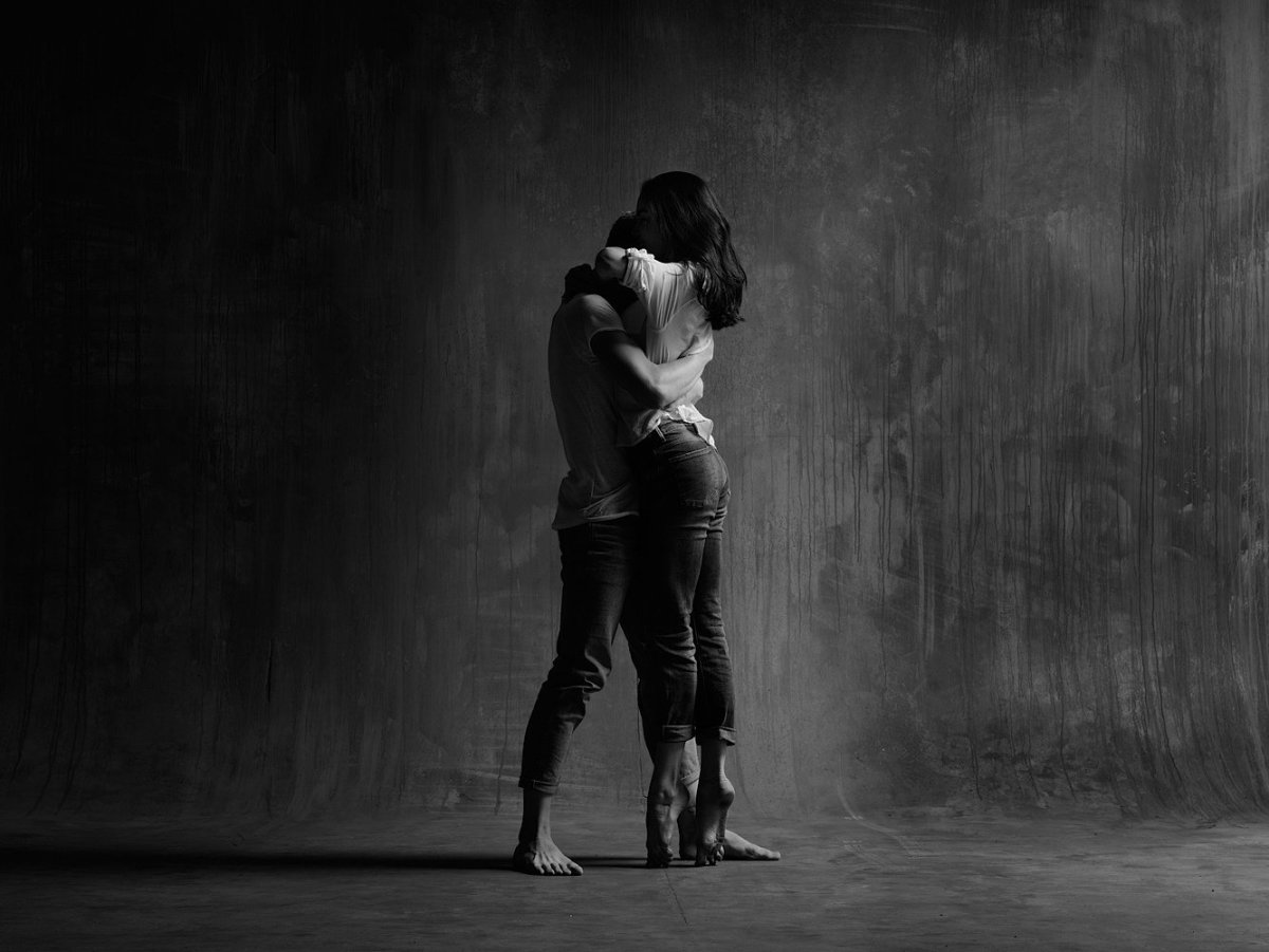 Танцующая пара в темноте