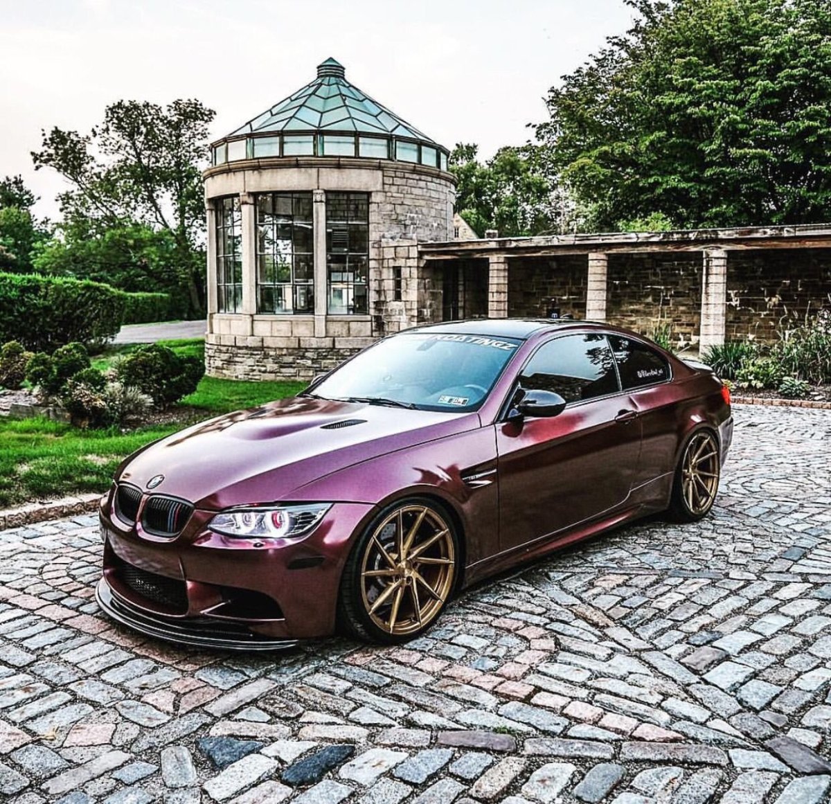 Бордовая БМВ m3