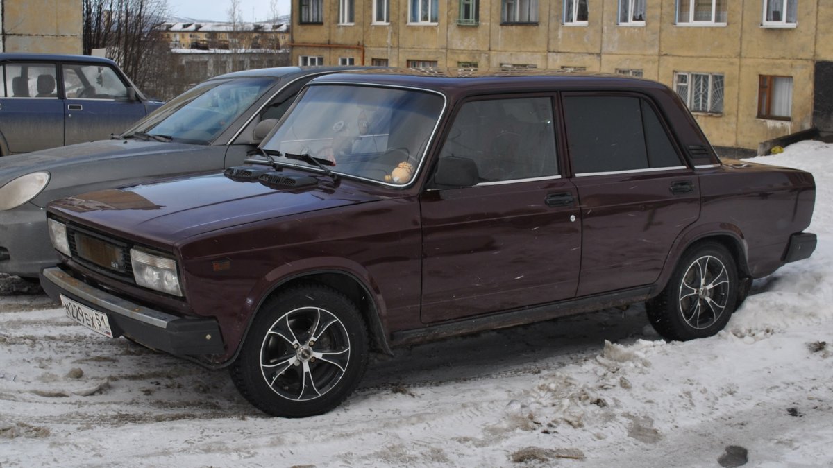 ВАЗ 2105 темно вишневый