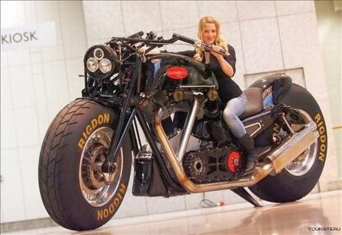 Огромный байкерский мотоцикл