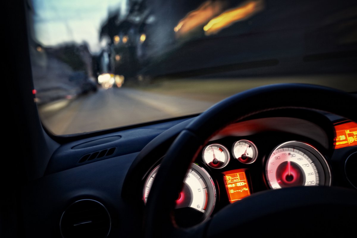 Вид из салона автомобиля на дорогу