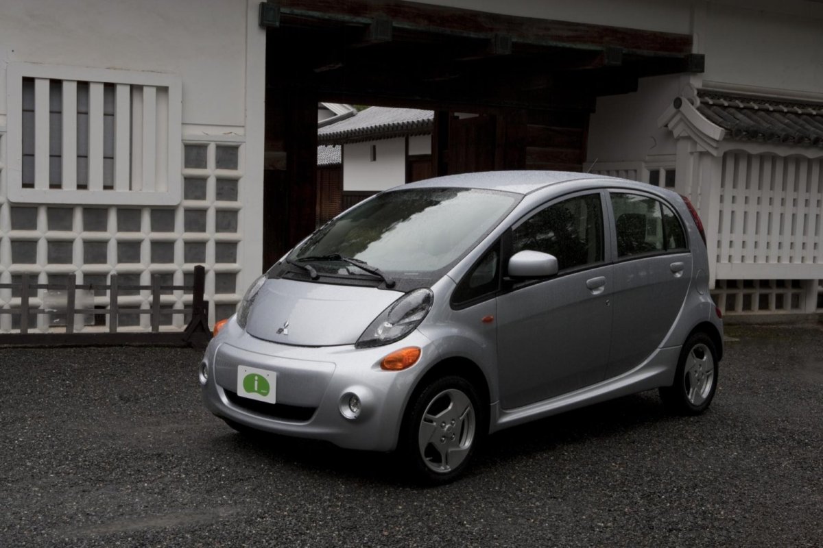 Маленькая машина Митсубиси MIEV