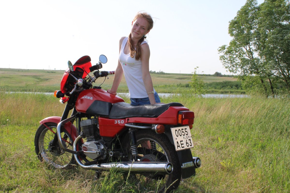 Мотоцикл Ява 638 350 и девушка