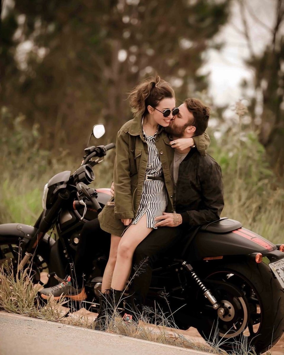 Парень с девушкой на мотоцикле