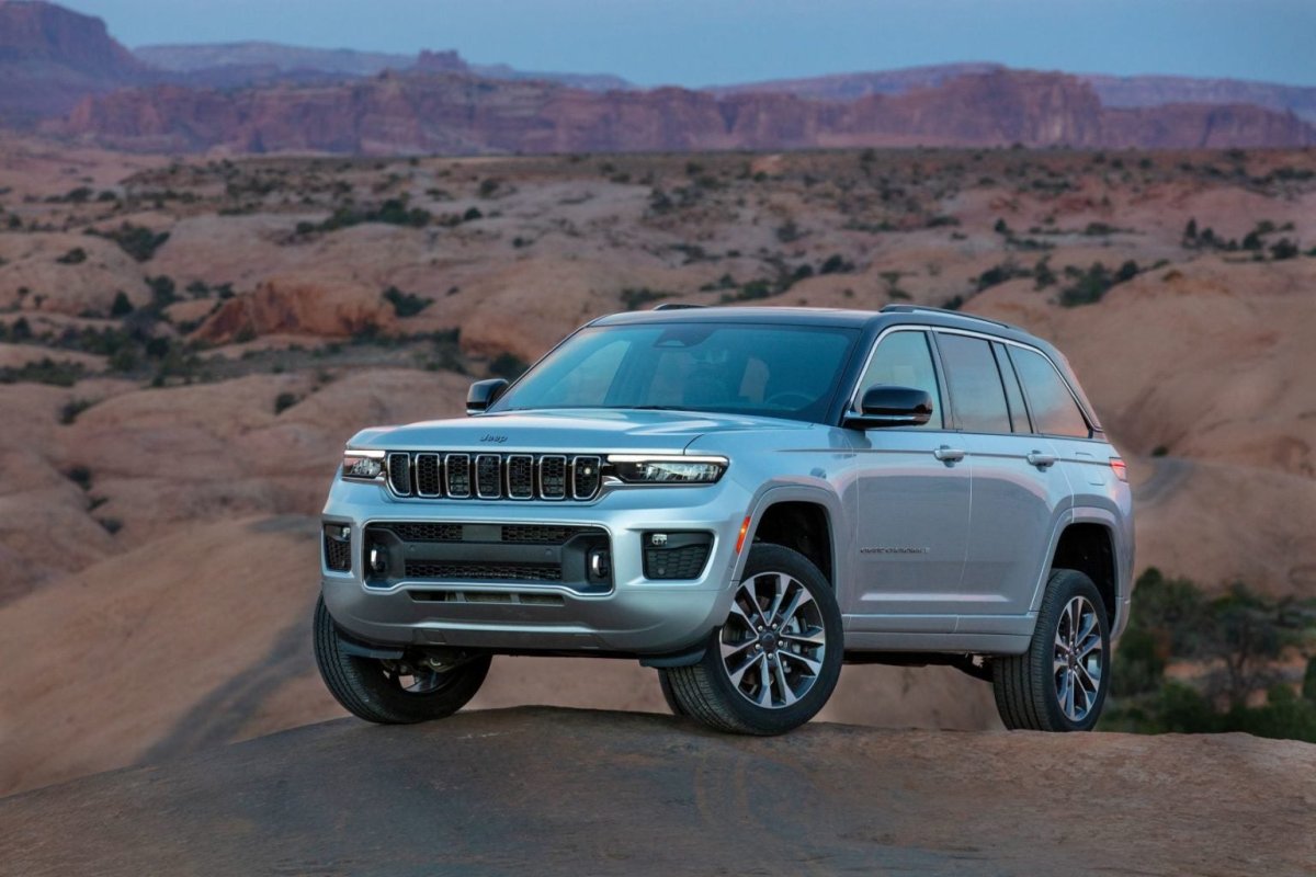 Jeep Grand Cherokee 2022 на бездорожье