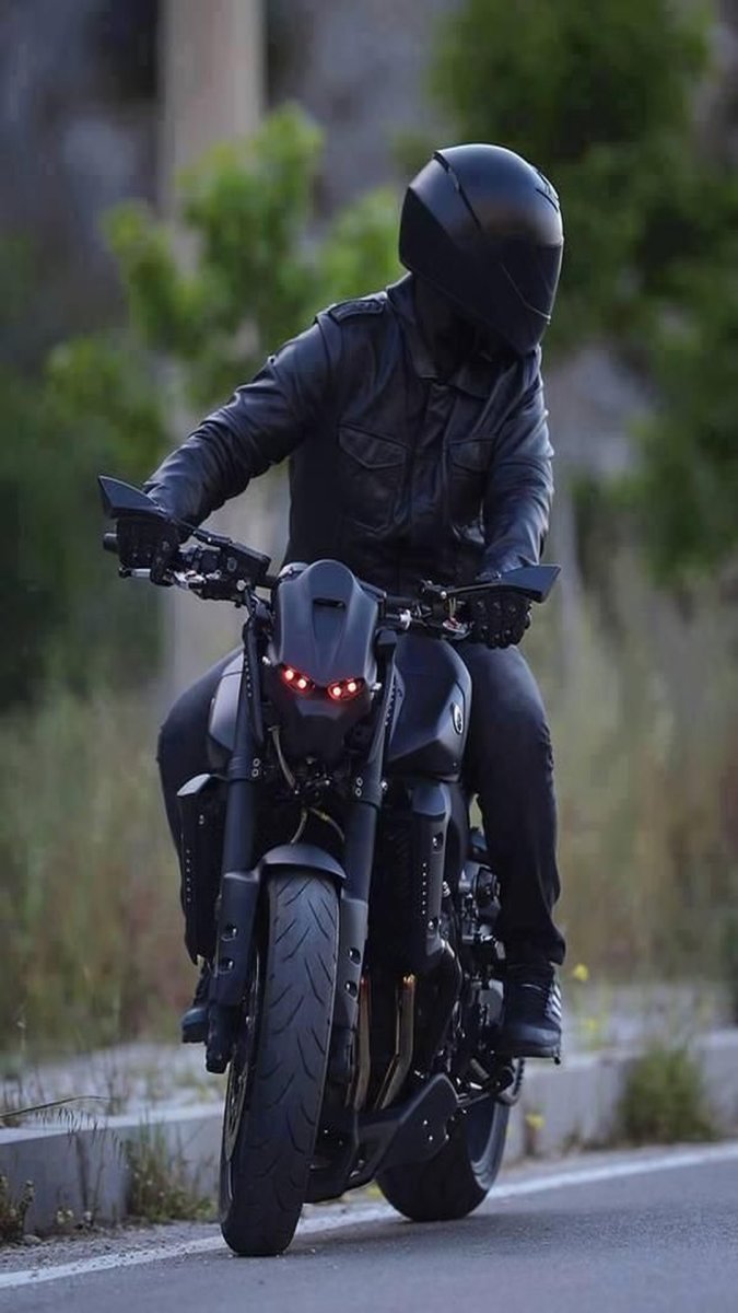 Мотоциклист в черном шлеме